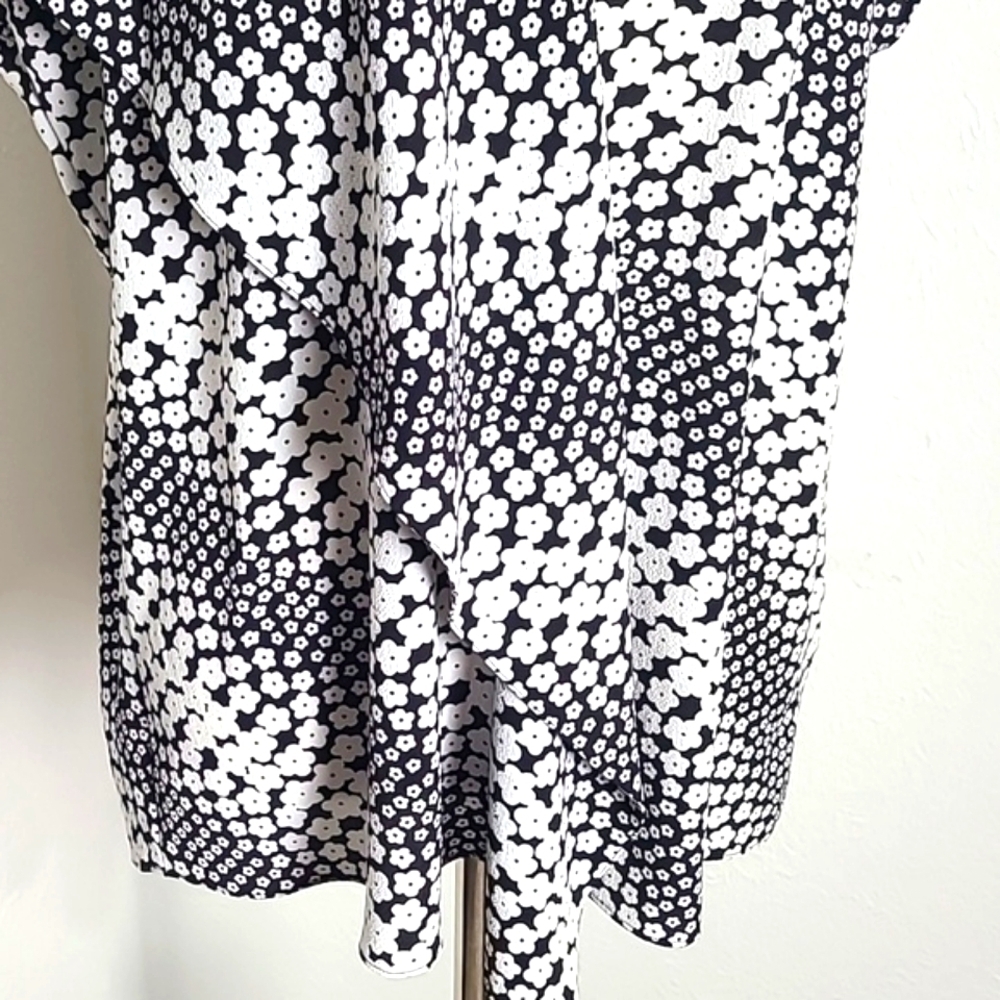 Michael Kors Black & White Floral Sleeveless Blouse, Front Curved Flap, Sz Large - Picture 4 of 10